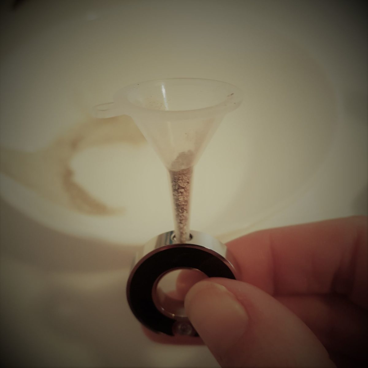 Het laten afvullen van uw gedenksieraad | mini urn - Afbeelding 2