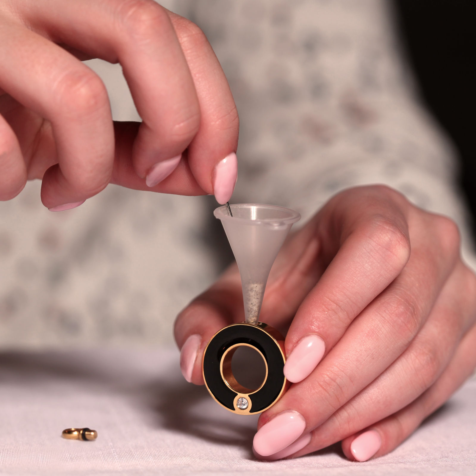 Het laten afvullen van uw gedenksieraad | mini urn